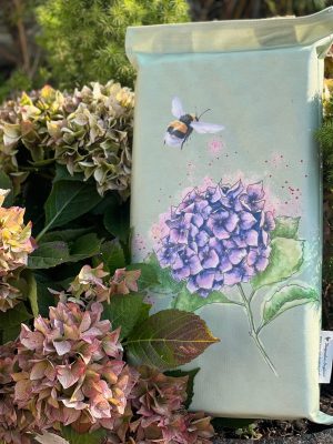 Knäkudde med Hortensia och Kanin