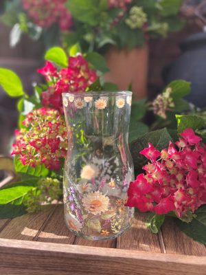 Glaskaraff med Sommarblommor